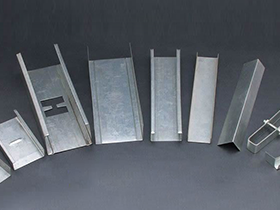 輕鋼龍骨廠(chǎng)生產(chǎn)團(tuán)隊(duì)